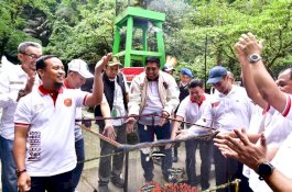 Gubernur Andi Sudirman Lepas 19 Spesies Kupu-kupu di Tenas Alumni Unhas di Bantimurung