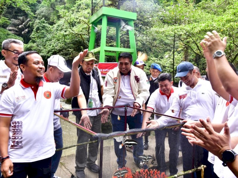 Gubernur Sulawesi-Selatan Andi Sudirman Sulaiman melepas 19 jenis spesies kupu-kupu di Taman Wisata Alam Bantimurung, Kabupaten Maros, Kamis (27/04/2023). @Jejakfakta/dok humas Pemprov Sulsel