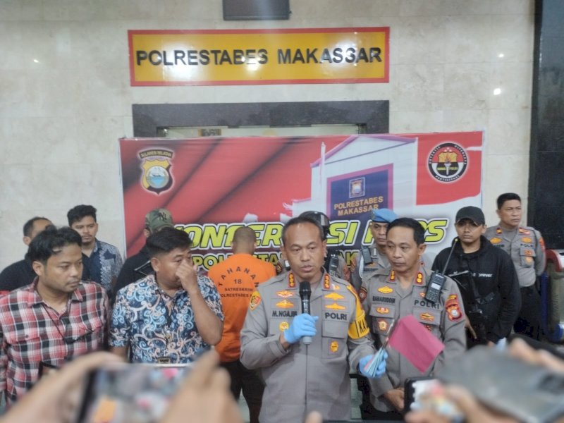 im Samapta Polrestabes Makassar mengamakan pelaku inisial A, beserta ratusan busur panah dan senjata tajam, Jumat (28/04/2023). @jejakfakta/Samsir