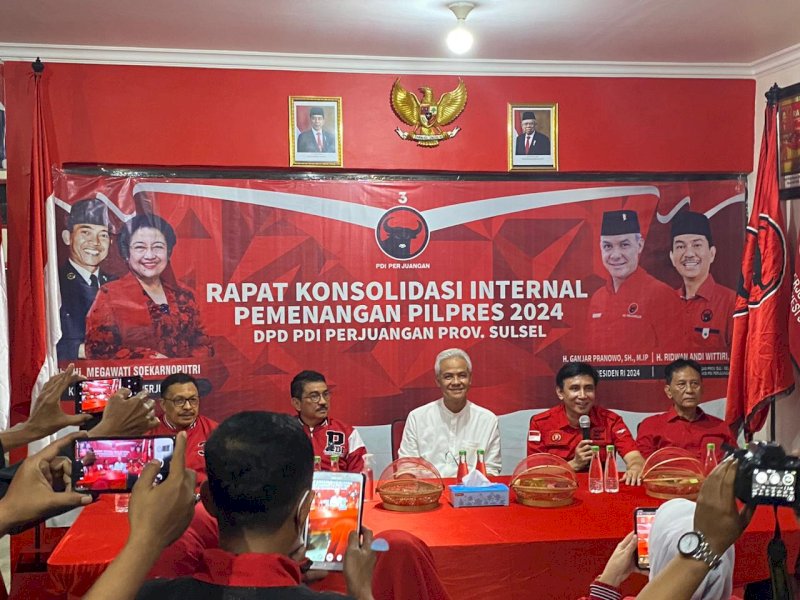 Ketua DPD PDI Perjuangan Sulawesi Selatan, Andi Ridwan Wittiri bersama Capres PDI Ganjar Pranowo di Makassar, Jumat (28/4/2023) @Atri