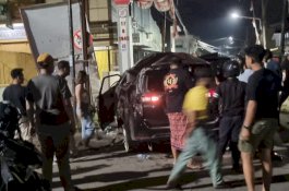 2 Perempuan di Makassar Luka Serius Usai Mobilnya Tabrak Tiang Listrik dan Terbalik di Jalan Cendrawasih
