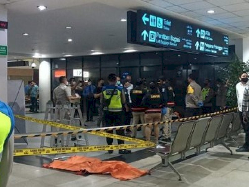 Jasad wanita yang tewas akibat terjatuh di lift Bandara Kualanamu. (Foto: Uga Andriansyah/merdeka)