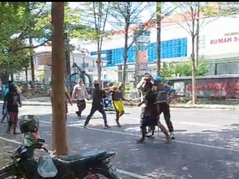 Suasana kericuhan di depan Asrama Papua Makassar yang diserang sekelompok orang di Jalan Lanto Daeng Pasewang, Kota Makassar, Sulawesi Selatan (Sulsel), pada Senin (1/5/2023)(istimewa)