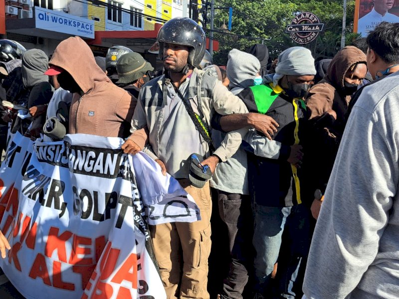 Demo peringatan Hari Buruh di Makassar sejumlah mahasiswa Papua yang tergabung dalam Aliansi Perjuangan Demokratik dibubarkan aparat kepolisian, Senin (1/5/2023). @Jejakfakta/ Samsir