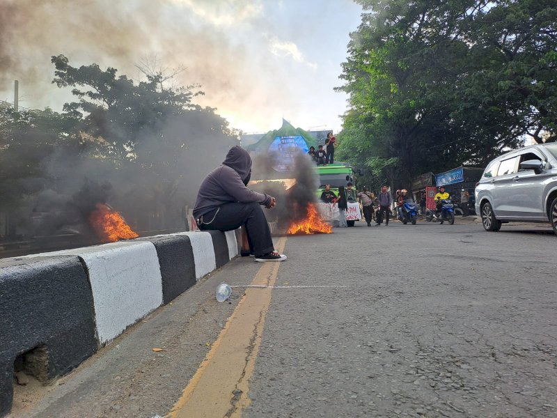 Aksi Hari Buruh di depan Kampus Universitas Islam Negeri (UIN) Makassar, Senin (1/5/2023). Mahasiswa ingatkan lahirnya UU Ciptaker menjadi cengkraman oligarki ekonomi politik. @Jejakfakta/ Samsir