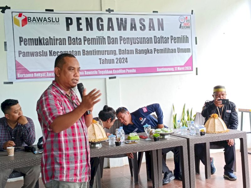 Pemutahuran data pemili dan penyusunan daftar pemilih Bawaslu Maros. @Jejakfakta/ Samsir