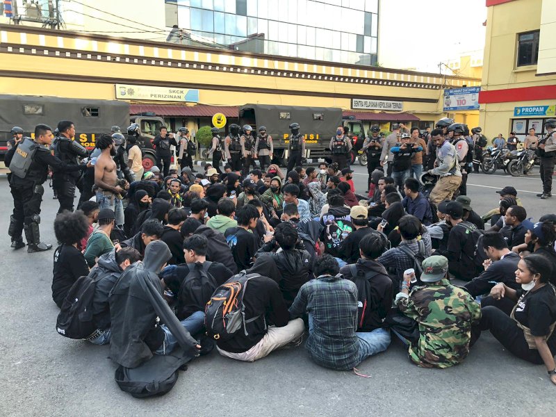 Puluhan mahasiswa dari Aliansi Perjuangan Demokratik (APD) diamankan polisi saat menggelar aksi peringatan Hari Buruh di Makassar, Senin (1/5/2023). @Jejakfakta/dok. ist.