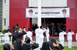 Pakaian Adat Hitam Kajang Semarakkan Peringatan Hardiknas di Bulukumba