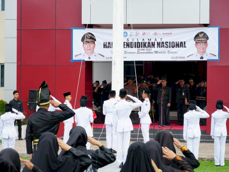 Upacara Hardiknas di Bulukumba seluruh peserta dan undangan kompak mengenakan pakaian adat hitam di halaman Kantor Bupati Bulukumba, Selasa (2/5/2023). @Jejakfakta/dok. Pemkab Bulukumba