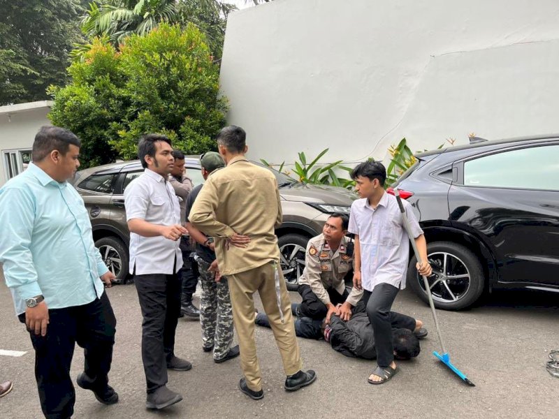 Pegawai dan sekuriti MUI meringkus pelaku penembakan di Gedung MUI Pusat, Menteng, Jakarta Pusat Selasa (2/5/2023) pagi WIB.