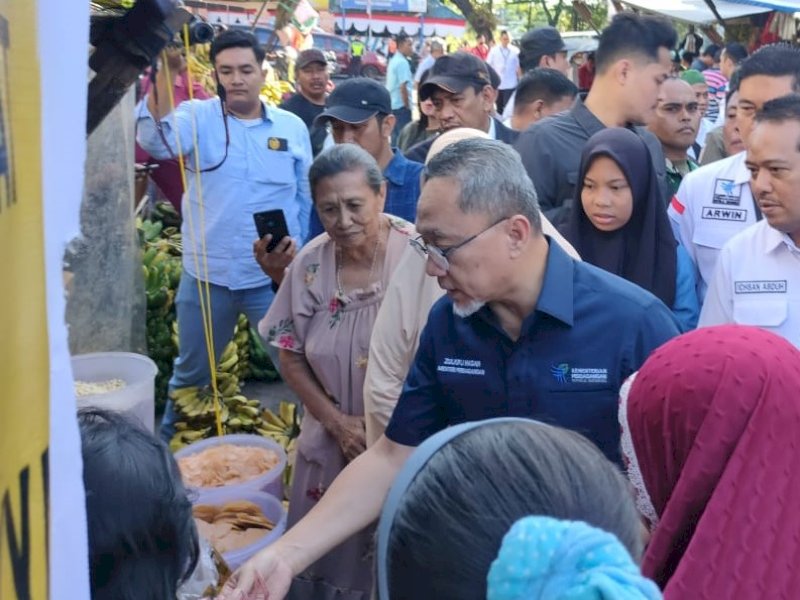 Menteri Perdagangan Zulkifli Hasan meninjau pasokan barang kebutuhan pokok di Pasar Tradisional Terong Makassar, Rabu (3/5/2023). @Jejakfakta/Atri