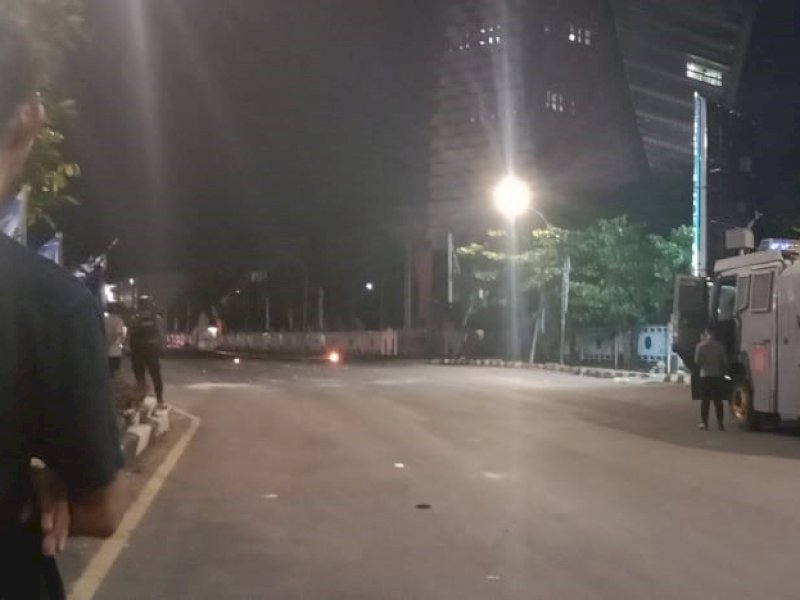Unjuk rasa Hardiknas di depan kampus UNM Jalan AP Pettarani, Makassar, pada Selasa (2/5/2023) malam diserang warga hingga terjadi bentrok. @Jejakfakta/Samsir