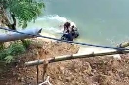 Longsor di Kunyi Polman, Pemotor Jatuh ke Sungai