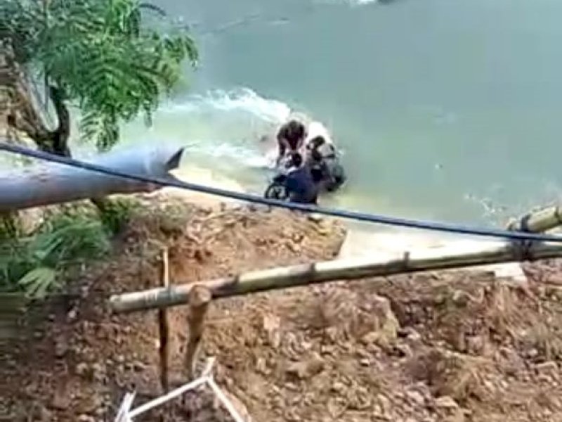 Seorang pengendara motor terjatuh ke dalam jurang sungai sedalam 20 meter tepatnya di Desa Kunyi, Kecamatan Kanreapi, Kabupaten Polewali Mandar, Sulbar, Minggu (30/04/2023). @Jejakfakta/dok istimewa