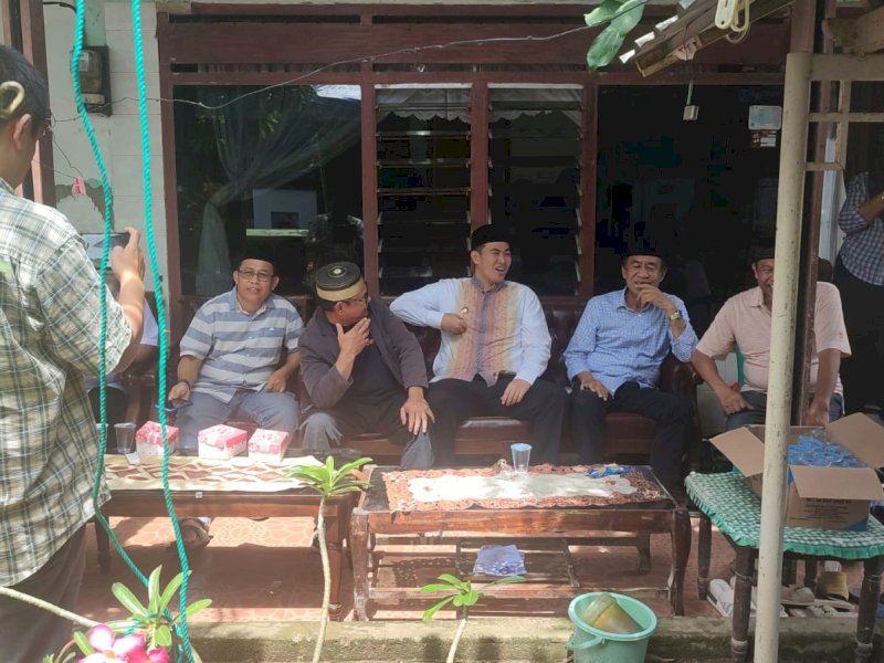 Sejumlah tokoh datang melayat ke kediaman duka almarhum Haji Andi Thahir Tualle (88), Jumat (5/5/2023), di antaranya, Ketua Komisi VIII DPR RI Ashabul Kahfi, Bupati Pangkep Muhammad Yusran Lalogau (gamis putih, peci hitam). 