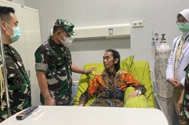 KSAD Jenderal Dudung dan Pangdam Besuk Pengamat Politik Arqam Azikin 