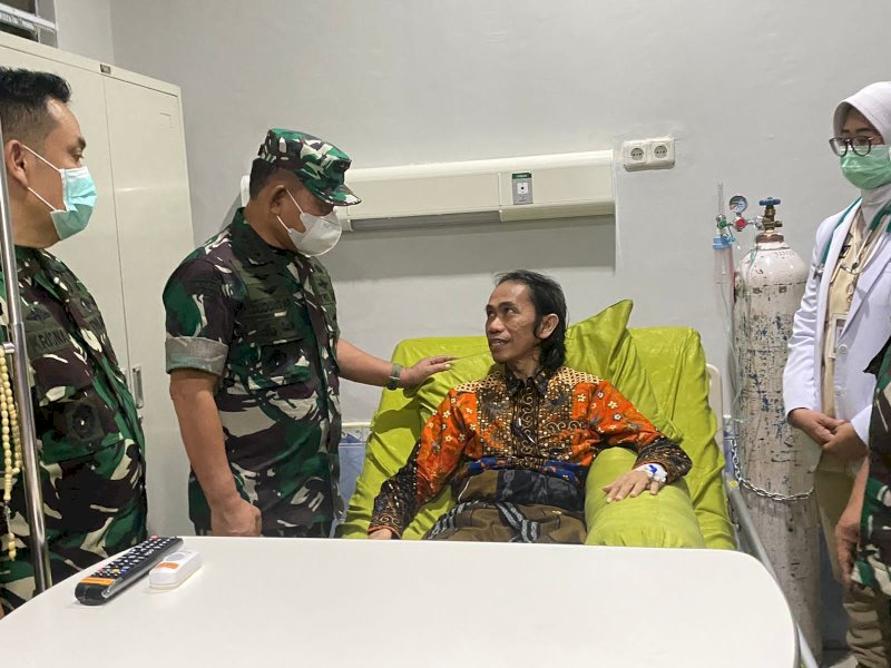 Kepala Staf Angkatan Darat (KSAD) Jenderal TNI Dudung Abdurachman (kedua dari kiri, masker putih), Senin (8/5/2023), membesuk pengamat politik dan pertahanan keamanan Arqam Azikin yang dirawat di Rumah Sakit Pelamonia, Jl Jend Sudirman, Kota Makassar, Sulawesi Selatan.(ist)