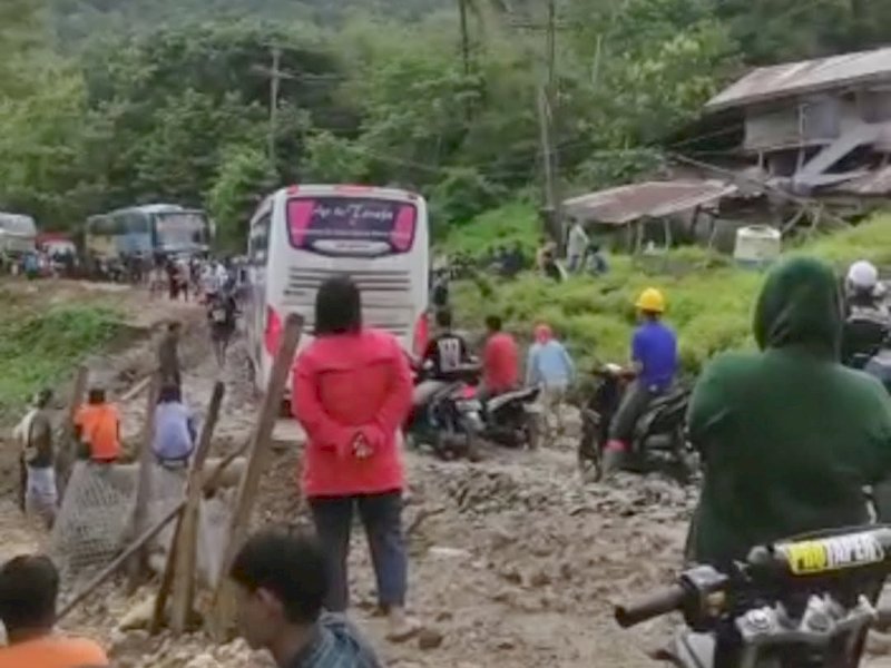 Jalan poros Enrekang-Toraja amblas di daerah Kulinjang, Desa Tuara, Kecamatan Enrekang, Kabupaten Enrekang, Sulawesi Selatan, Selasa (9/5/2023).(ist)