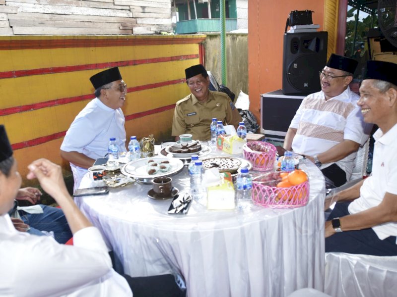 Ilham Arief Sirajuddin (IAS) bersama Bupati Soppeng dan sejumlah tokoh saat roadshow politik pasca lebaran. @Jejakfakta/Reza Arifuddin