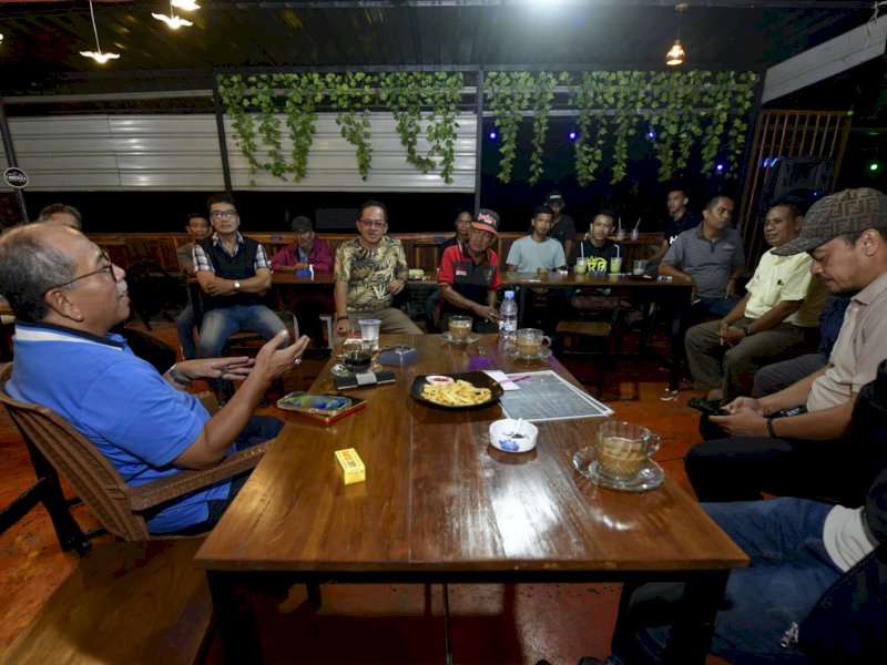 Ilham Arief Sirajuddin (IAS) saat berdiskusi dengan Kepala Desa Ganra, Kecamatan Ganra, Andi Wahyu, di kediamannya, Rabu (10/8/2023).&nbsp;@Jejakfakta/Reza Arifuddin