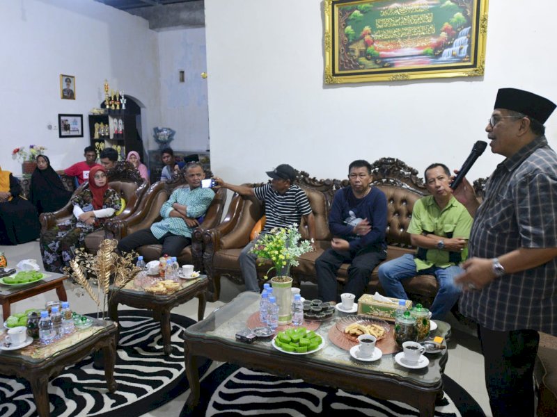 Ilham Arief Sirajuddin (IAS) diskusi datang dengan loyalis Prof Nurdin Abdullah di Soppeng. @Jejakfakta/Reza Arifuddin