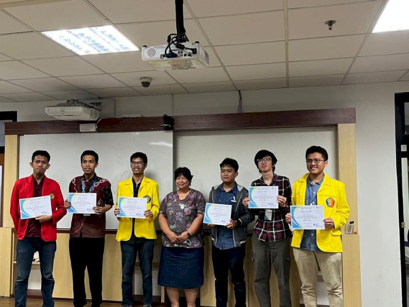Mahasiswa Universitas Hasanuddin (Unhas), Ferdi (kiri, almamater merah) dari Departemen Matematika Fakultas MIPA meraih medali emas di ajang Mathematical Analysis and Geometry Day (MagD) yang dilaksanakan Institut Teknologi Bandung (ITB) 2023.
