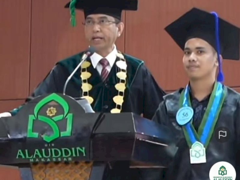Rektor UIN Alauddin Makassar, Prof Hamdan Juhannis memanggil salah seorang wisudawan, disela ia pidato wisuda mahasiswa di Kampus Samata, Kabupaten Gowa, Selasa (9/5/2023). @Jejakfakta/dok IG UIN Alauddin Makassar