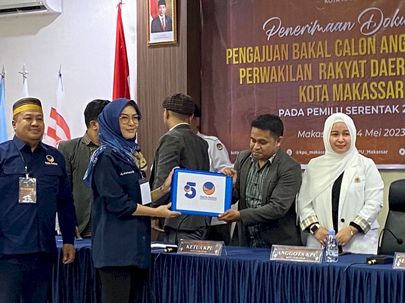 Ketua DPD NasDem Kota Makassar Andi Rachmatika Dewi menyerahkan dokumen Bacaleg ke KPU Makassar. @Jejakfakta/Atri