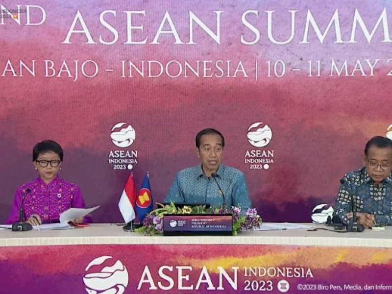 Presiden Joko Widodo menyampaikan keterangan persnya kepada awak media di Pusat Media KTT ke-42 ASEAN, di Hotel Bintang Flores, Labuan Bajo, pada Kamis, 11 Mei 2023. (Foto: BPMI Setpres/Muchlis Jr)