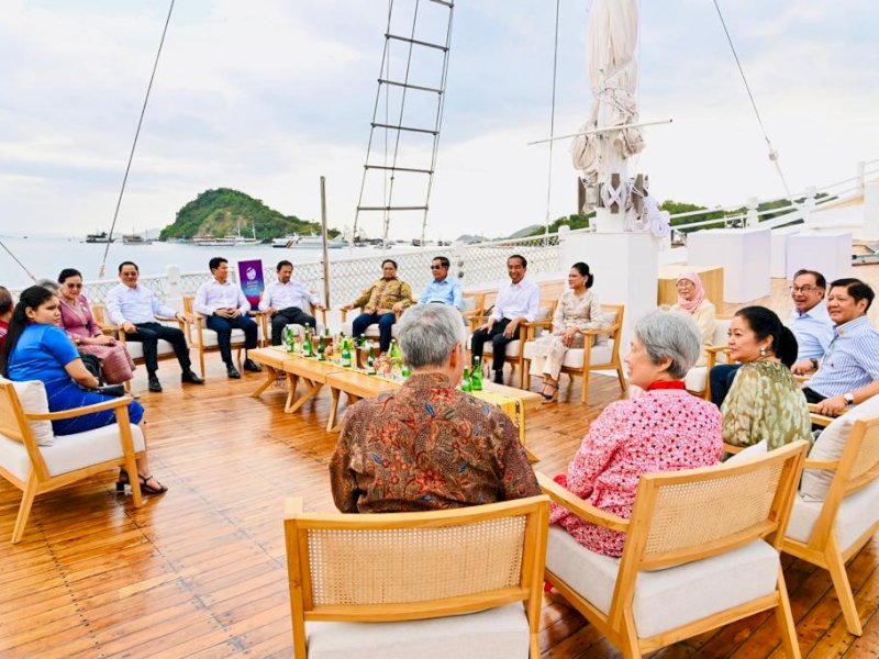 Para pemimpin ASEAN beserta para pendamping berbincang hangat di atas kapal pinisi, Rabu (10/05/2023), di Labuan Bajo. (Foto: BPMI Setpres).