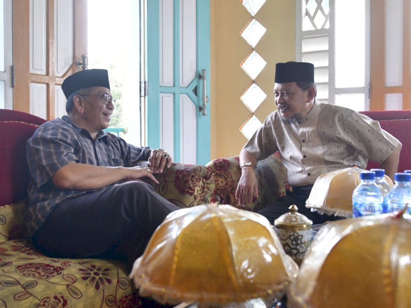 Pertemuan Ilham Arief Sirajuddin (IAS) bersama eks pentolan Ilham-Aziz lainnya, H Hafid di kediamannya, di Kelurahan Madining, Kamis (11/5/2023). @Jejakfakta/Reza Arifuddin