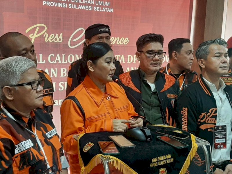 Calon Anggota DPD RI Sulawesi Selatan Diza Rasyid Ali memberikan keterangan usai resmi menyerahkan berkas pendaftarannya di Komisi Pemilihan Umum (KPU) Sulsel, Jumat (12/5/2023). @Jejakfakta/Samsir