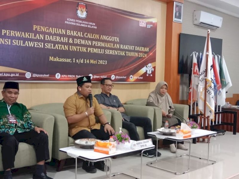 Elli Oscar resmi mendaftar sebagai Calon Anggota Dewan Perwakilan Daerah (DPD) RI di Komisi Pemilihan Umum (KPU) Sulawesi Selatan, Jumat (12/5/2023).&nbsp;@Jejakfakta/Samsir