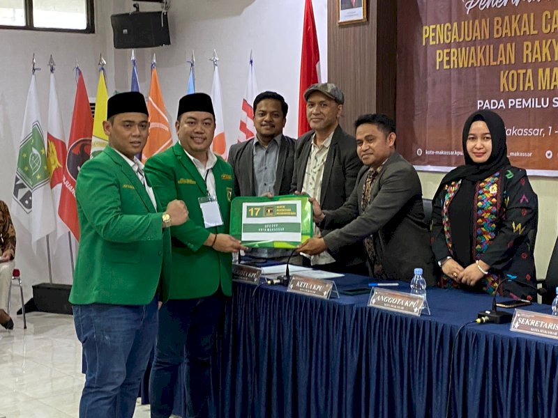 Dewan Pimpinan Cabang (DPC) Partai Pembangunan Persatuan (PPP) Kota Makassar mendaftarkan 50 orang Bakal Calon Anggota Legislatif (Bacaleg) ke Komisi Pemilihan Umum (KPU) Makassar, Jumat (12/5/2023). @Jejakfakta/Atri