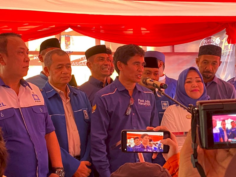 Ketua DPD PAN Makassar, Hamzah Hamid dalam konferensi persnya menyampaikan bahwa PAN Makassar sudah dinyatakan oleh KPU telah memenuhi syarat 100 persen. @Jejakfakta/Atri
