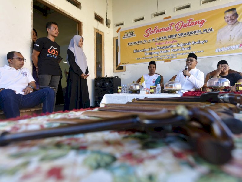 Ilham Arief Sirajuddin (IAS) berdialog langsung dengan para pandai besi di Dusun Abbolangnge, Desa Lappo Ase, Kecamatan Ulaweng, Kabupaten Bone, Jumat (12/5/2023). @Jejakfakta/Reza Arifuddin