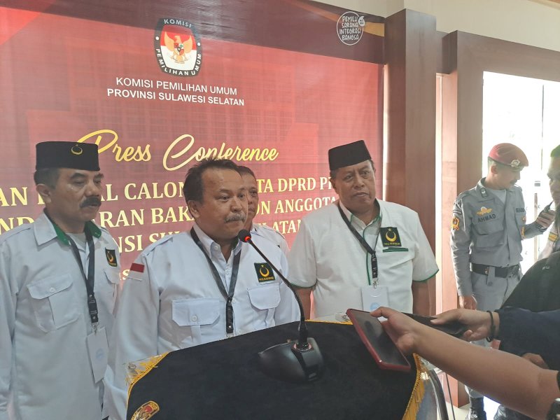 Ketua PBB Wilayah Sulsel Badaruddin Puang Sabang memberikan keterangan pers usai  resmi mendaftarkan Bakal Calon Legislatif (Bacalegnya) di KPU Provinsi Sulawesi Selatan, Sabtu (13/5/2023). @Jejakfakta/Samsir