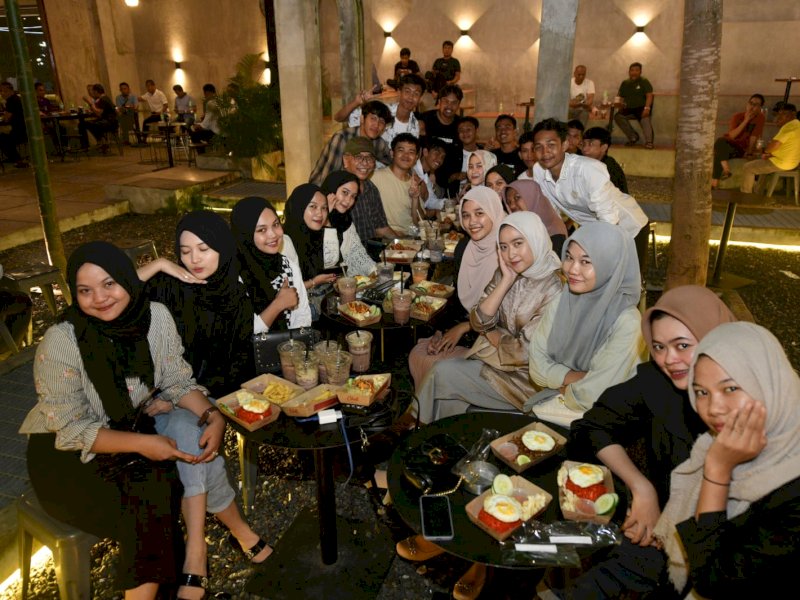 Ilham Arief Sirajuddin (IAS) saay ngopi bareng juga dihadiri puluhan milenial yang tergabung dalam Aco Millenial Community Bone (AMCB)  di Kafe Chill Coffe and Space, Watampone, Jumat malam (12/5/2023). @Jejakfakta/Reza Arifuddin