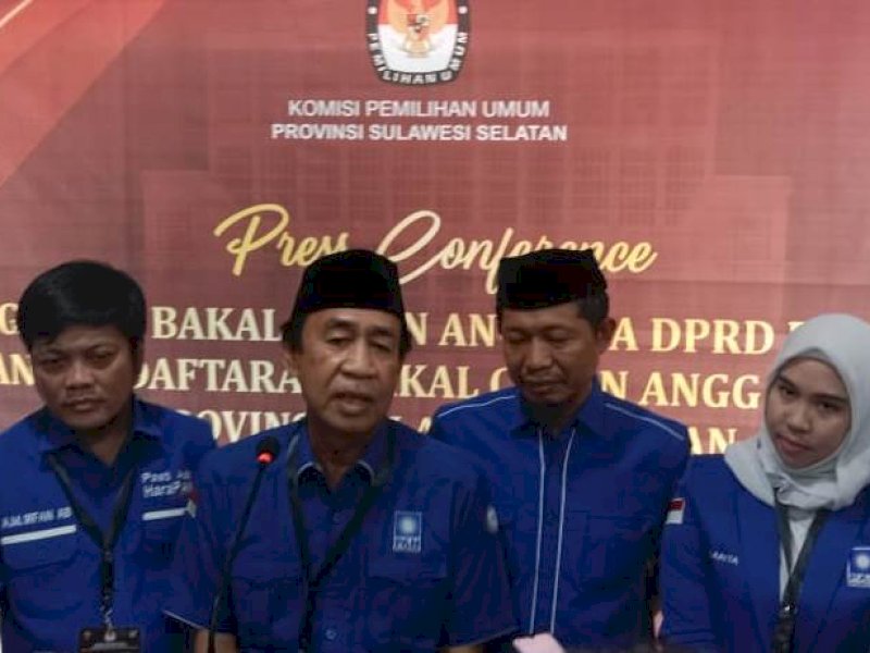 Ketua PW PAN Sulsel Ashabul Kahfi memberikan keterangan pers usai menyerahkan berkas Bacalegnya di KPU Sulsel. @Jejakfakta/Samsir