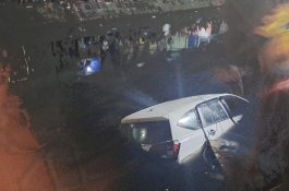 Lepas Kendali, Sebuah Minibus Tercebur ke Kanal di Makassar