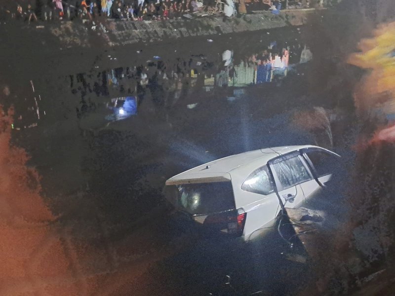 Sebuah mobil jenis minibus terjatuh dan tercebur ke dalam kanal di Jalan Sibula Dalam, Kecamatan Bontoala, Kota Makassar. (Sulsel), Sabtu (13/5/2023). @Jejakfakta/Samsir
