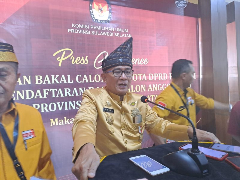 Amsal Sampetondok memberikan keterangan pers terkait berkas Bacalegnya belum diserahkan karena ada masalah teknis saat input data. @Jejakfakta/Samsir