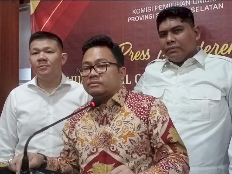 Sekretaris DPD Gerindra Sulsel Darmawangsyah Muin, memimpin rombongannya ke KPU Sulsel  semua berkas yang diajukan telah resmi diterima KPU Sulawesi Selatan. @Jejakfakta/Samsir