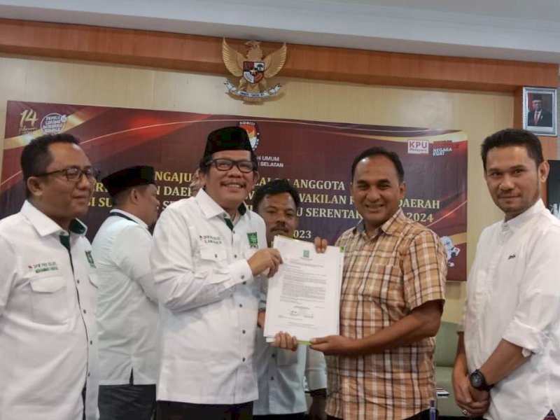 Ketua PW Sulsel PKB Azhar Arsyad menyerahkan berkas Bacaleg kepada Ketua KPU Sulsel Faisal Amir. @Jejakfakta/Samsir