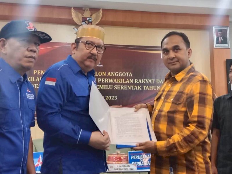 Ketua Demokrat Sulsel Ni'matullah menyerahkan berkasnya yang diterima langsung Ketua KPU Sulsel Faisal Amir. @Jejakfakta/Samsir