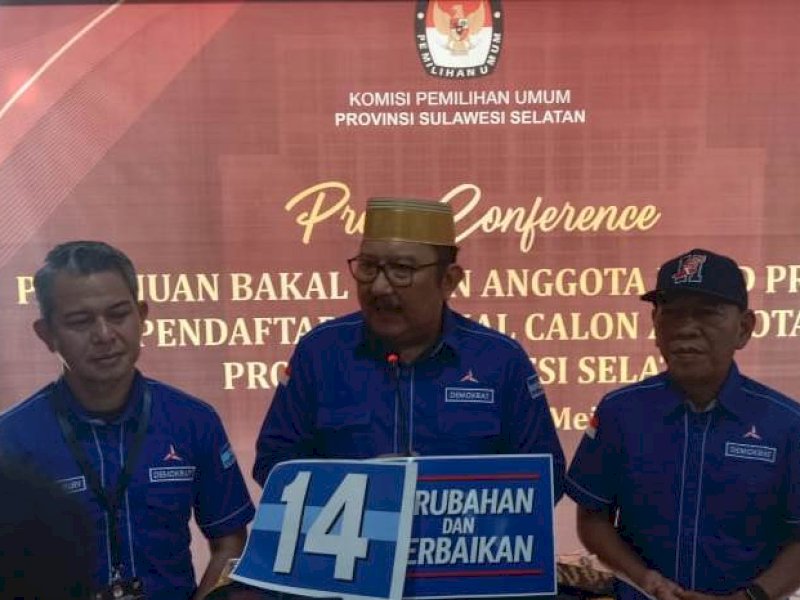 Ketua Dewan Perwakilan Daerah (DPD) Partai Demokrat Sulawesi Selatan, Ni'matullah Erbe, memberikan sambutan usai menyerahkan berkas Bacalegnya di KPU Sulsel, Minggu (14/5/2023). @Jejakfakta/Samsir