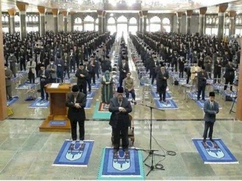 Pesantren Al-Zaytun viral karena salat Idulfitri 1444 Hijriah 22 April 2023 dengan jamaah laki-laki campur perempuan serta melibatkan seorang nonmuslim bernama Robin Simanullang.