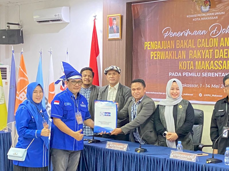 Ketua DPC Partai Demokrat Makassar menyerahkan berkas bacaleg PD Makassar diterima langsung Ketua KPU Makassar Farid Wajdi, Minggu (14/5/2023). @Jejakfakta/Atri