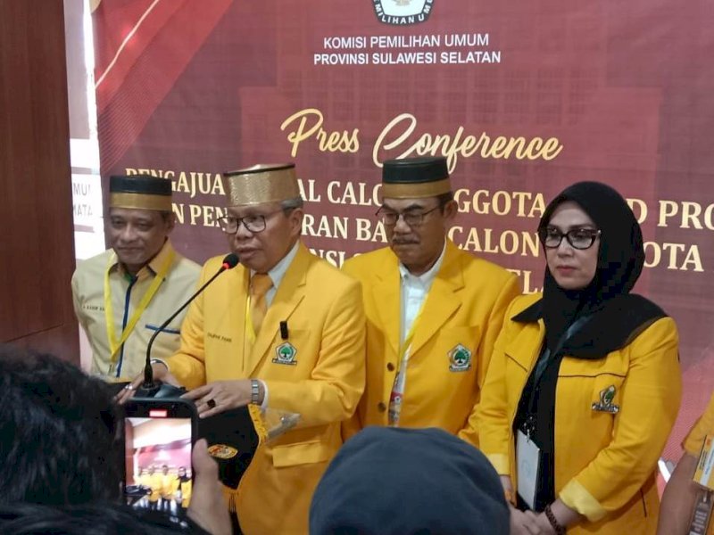 Ketua Dewan Pimpinan Daerah (DPD) Partai Golkar, Taufan Pawe, memberikan keterangan pers di KPU Sulsel, Minggu (14/5/2023). @Jejakfakta/Samsir