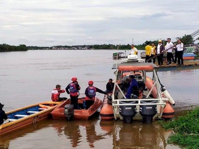 Pencarian M Iqbal Zafarullah (43)
Plt Ketua Partai Golkar Kabupaten Kubu Raya, Kalimantan Barat, di Sungai Kapuas, Kecamatan Sungai Raya, Ahad (14/5/2023).